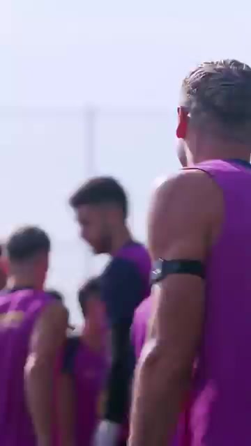 气氛欢乐！巴萨球员训练场上拍打莱万，祝他37岁生日快乐