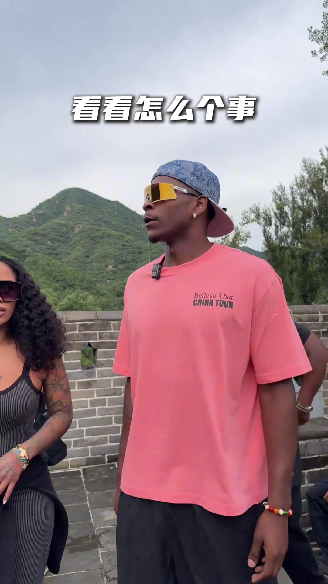 yl7703永利-华子登长城台阶时放声尖叫😂与骆驼互动秀中文