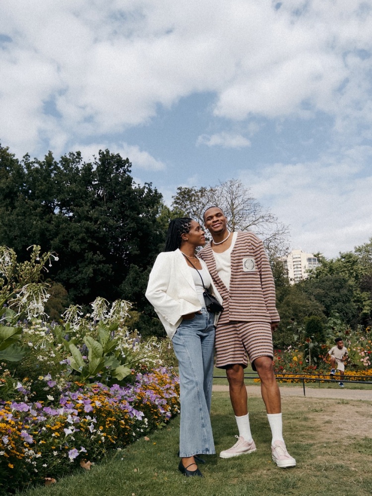 yl7703永利-威少携家人外出度假神情轻松 未来去向依然成谜