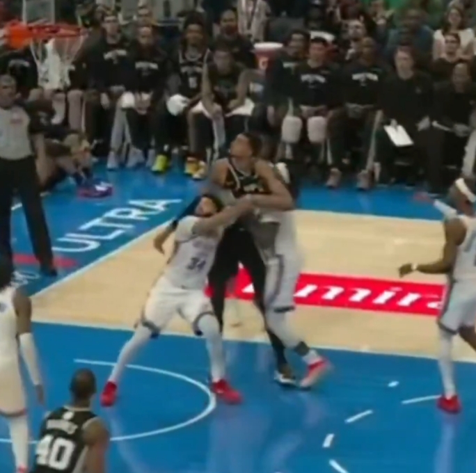 yl7703永利-专搞超巨？多特圣诞大战险些搞伤文班 今日撩阴腿惹约基奇暴怒